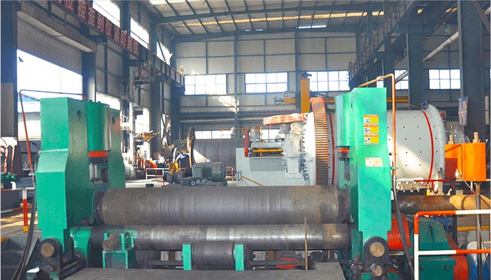 Universal plate bending machine with upper roll