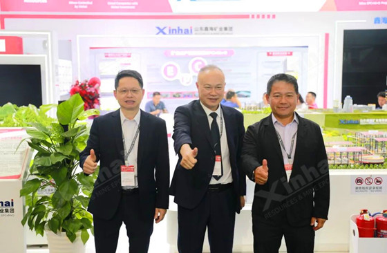 Xinhai-team-photo-with-clients.jpg