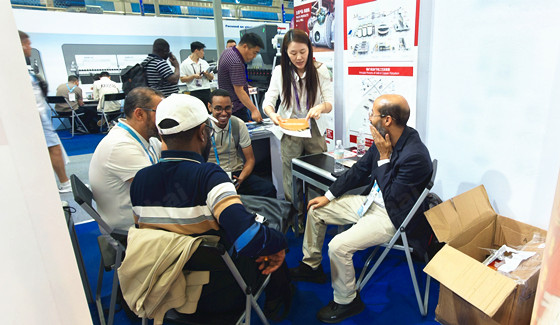 xinhai-mining-canton-fair-booth-visitors-3.jpg