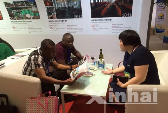 Photo of Xinhai staff in Sudan office is introducing Xinhai EPC service to visitors