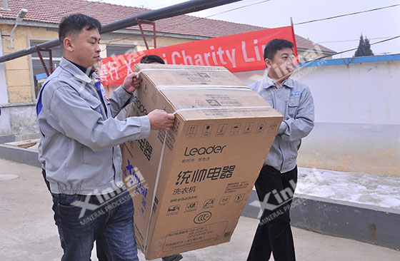 Xinhai volunteers-deliver-washing-machine