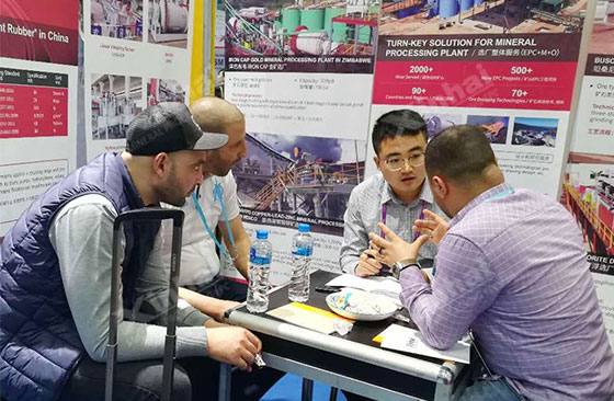 Xinhai staff answered exhibitors’ questions