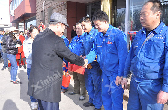 President Mr. Yunlong Zhang gave prize to winning staffs.