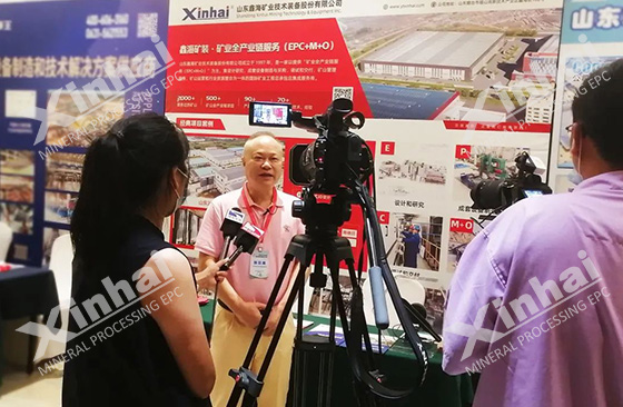 Xinhai Mining CEO Elon zhang is being interviewed by Hubei TV station and Chutian Metropolis Daily