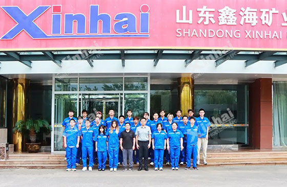 Group photo of teachers and students of China University of Mining and Technology