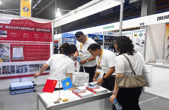 cmmunicaiton-between-xinhai-staffs-and-entral-asian-customers.jpg
